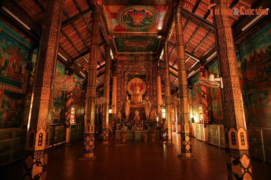 Như những ngôi chùa thuộc hệ phái Phật giáo Nam tông Khmer khác, trong chính điện chùa Âng thờ duy nhất Phật Thích Ca. Vách chính điện được bài trí bằng các bức tranh vẽ rực rỡ và tinh xảo.