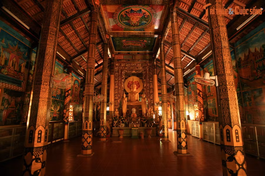 Như những ngôi chùa thuộc hệ phái Phật giáo Nam tông Khmer khác, trong chính điện chùa Âng thờ duy nhất Phật Thích Ca. Vách chính điện được bài trí bằng các bức tranh vẽ rực rỡ và tinh xảo.