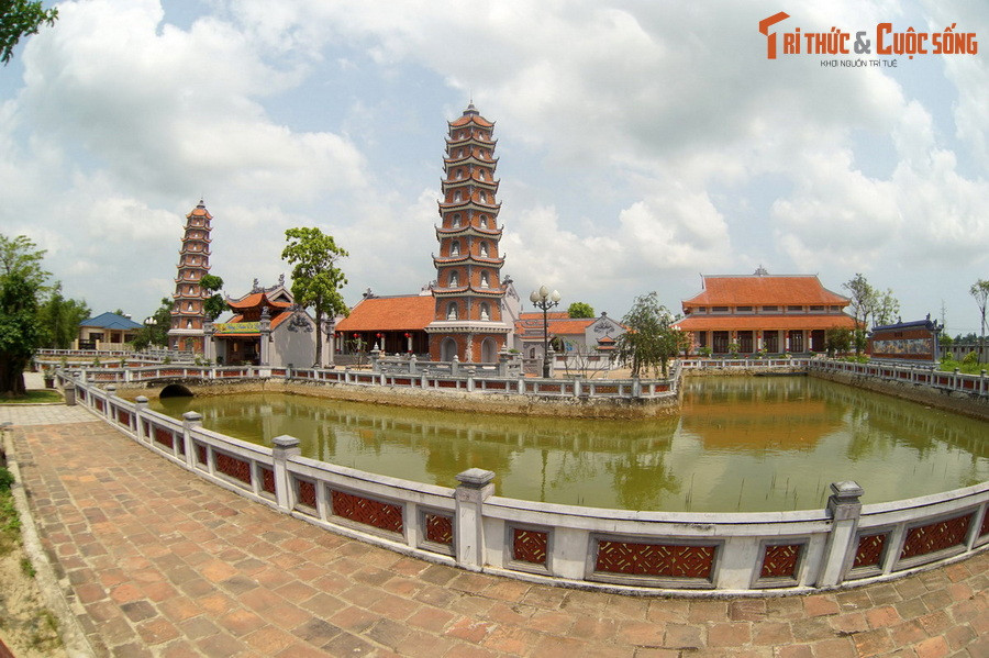 2. Tọa lạc ở huyện Lệ Thủy, tỉnh Quảng Bình, chùa Hoằng Phúc được nhắc đến trong sử Việt từ đầu thế kỷ 14 là ngôi chùa có lịch sử lâu đời nhất miền Trung. Theo sử sách, vào năm 1301, Phật hoàng Trần Nhân Tông đã ghé thăm chùa - khi đó gọi là am Tri Kiến - và cầu phúc đức cho dân.