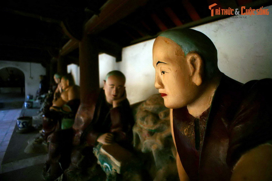 Ngày nay, chùa còn lưu giữ khoảng 100 tượng thờ các loại, trong đó có nhiều tác phẩm mẫu mực của nền điêu khắc cổ Việt Nam.