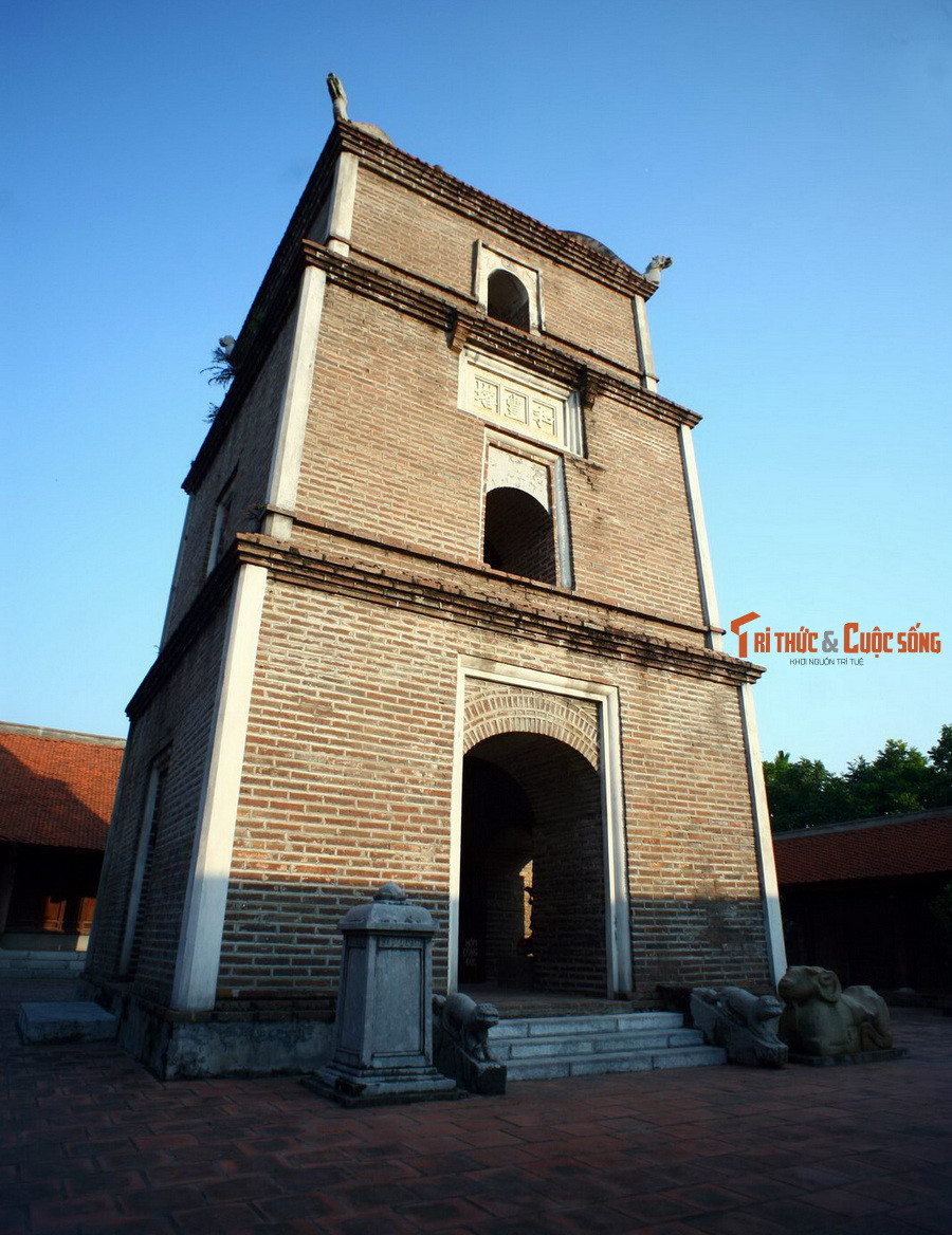 Chùa mang lối kiến trúc “nội công ngoại quốc” với bốn dãy nhà liên thông bao quanh ba ngôi nhà chính, gồm tiền điện, thiêu hương và thượng điện. Công trình ấn tượng nhất của chùa Dâu là tòa tháp Hòa Phong nằm ở khoảng sân sau tiền điện. Tháp xưa có 9 tầng, nay chỉ còn ba tầng dưới.