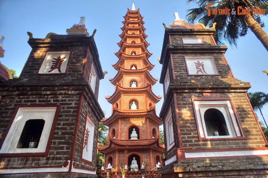 Kiến trúc chùa Trấn Quốc tuân theo nguyên tắc khắt khe của chùa Việt cổ. Công trình mang tính điểm nhấn là bảo tháp Lục độ đài sen được xây năm 1998. Chùa từng đón nhiều nguyên thủ quốc gia tới thăm và được báo chí quốc tế bình chọn là một trong những ngôi chùa đẹp nhất thế giới.