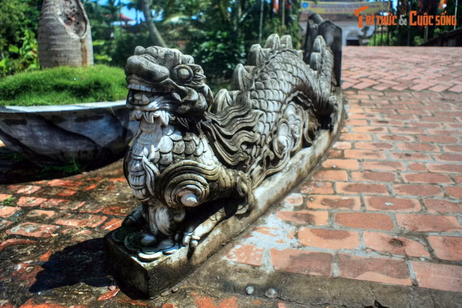 Hình rồng ở lan can cầu Cuốn - cây cầu dẫn vào chính điện chùa Cổ Lễ (huyện Trực Ninh, tỉnh Nam Định). Ngôi chùa này hình thành vào thời vua Lý Thần Tông (thế kỷ 12), được xây dựng lại vào đầu thế kỷ 20 với lối kiến trúc Đông - Tây kết hợp đặc sắc.