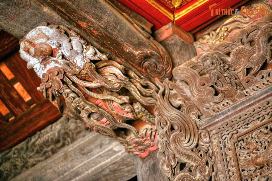 Hình tượng rồng trên cấu trúc gỗ của đình Bảng (TP Từ Sơn, tỉnh Bắc Ninh). Đình được xây dựng từ năm 1700 (thời Hậu Lê), đến năm 1736 mới hoàn thành, là ngôi đình cổ đẹp nhất còn được gìn giữ ở Việt Nam.