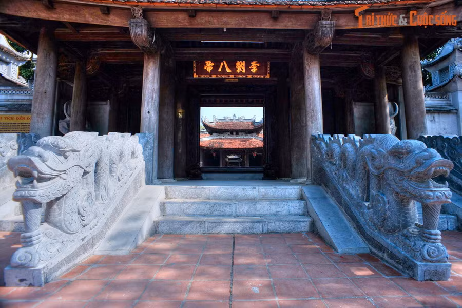 Cặp rồng đá thành bậc ở đền Đô (TP Từ Sơn, tỉnh Bắc Ninh). Đền Đô được vua Lý Thái Tông cho xây vào năm 1030, là nơi thờ 8 vị vua đầu tiên của nhà Lý. Đây là ngôi đền quan trọng nhất của triều đại đã dời đô về Thăng Long.