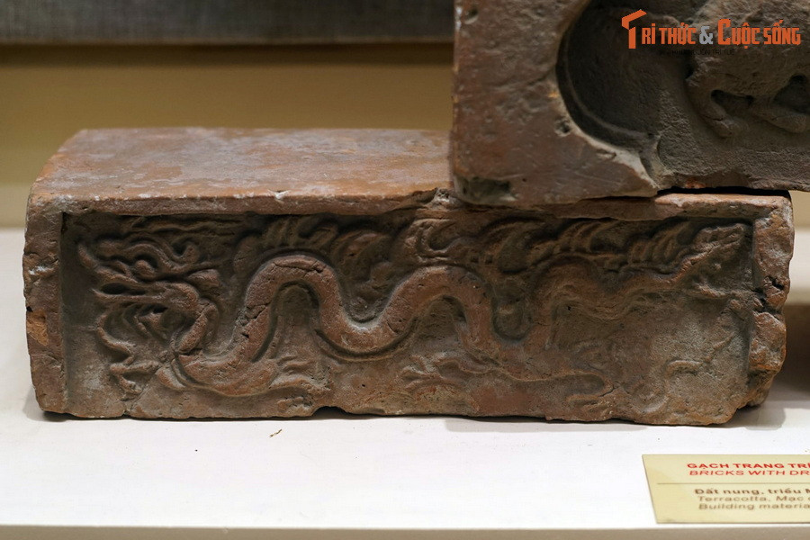 Một dạng gạch khác có hình rồng của triều Mạc được tìm thấy ở Hà Nội.