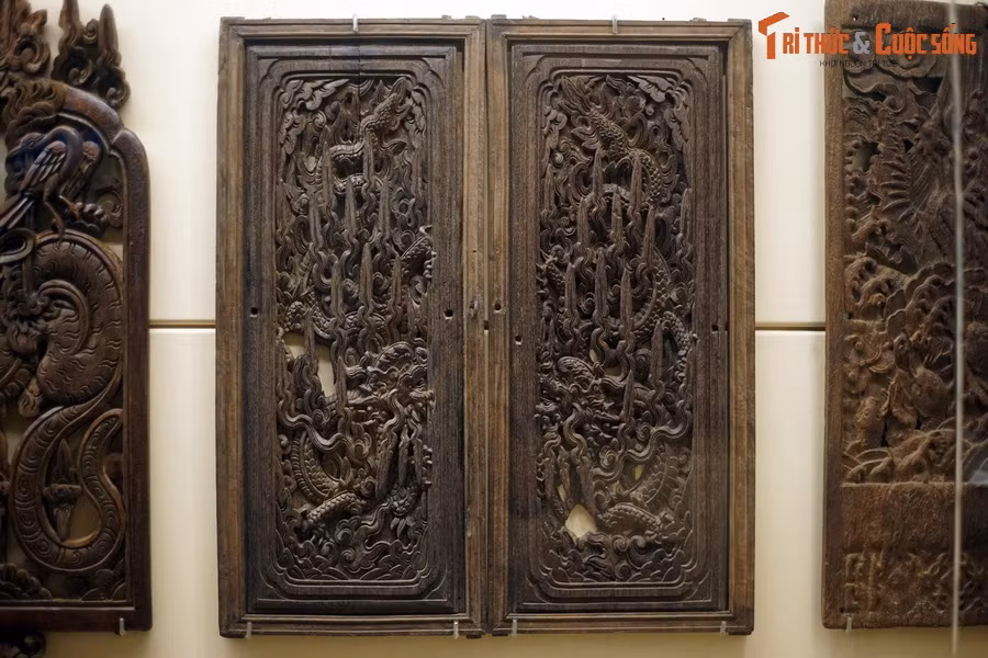 Cảnh cửa bằng gỗ chạm rồng, triều Lê Trung Hưng, thế kỷ 17, thu thập từ chùa Keo, Vũ Thư, Thái Bình.