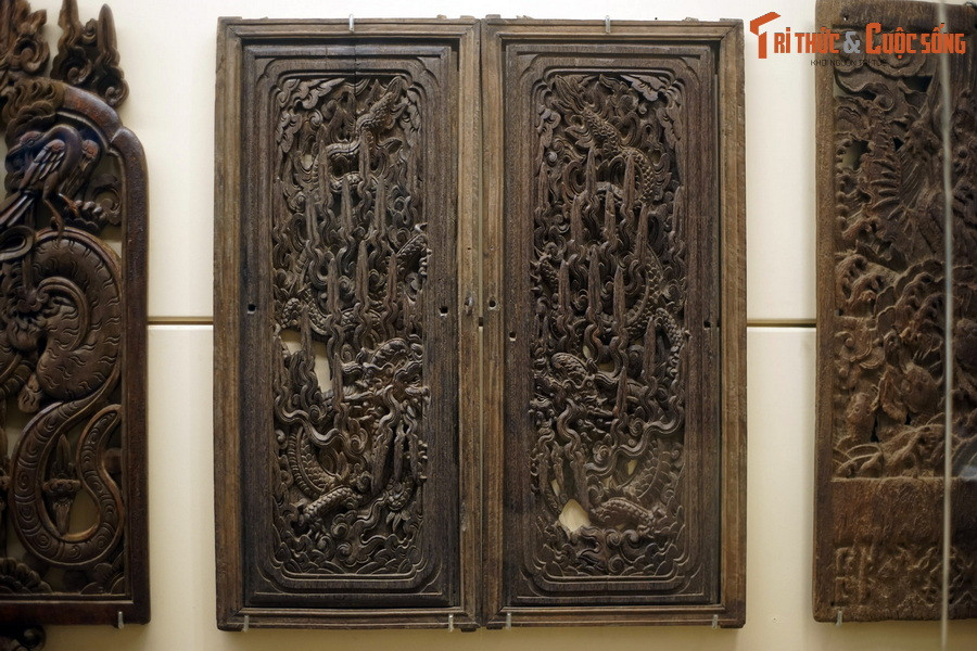 Cảnh cửa bằng gỗ chạm rồng, triều Lê Trung Hưng, thế kỷ 17, thu thập từ chùa Keo, Vũ Thư, Thái Bình.