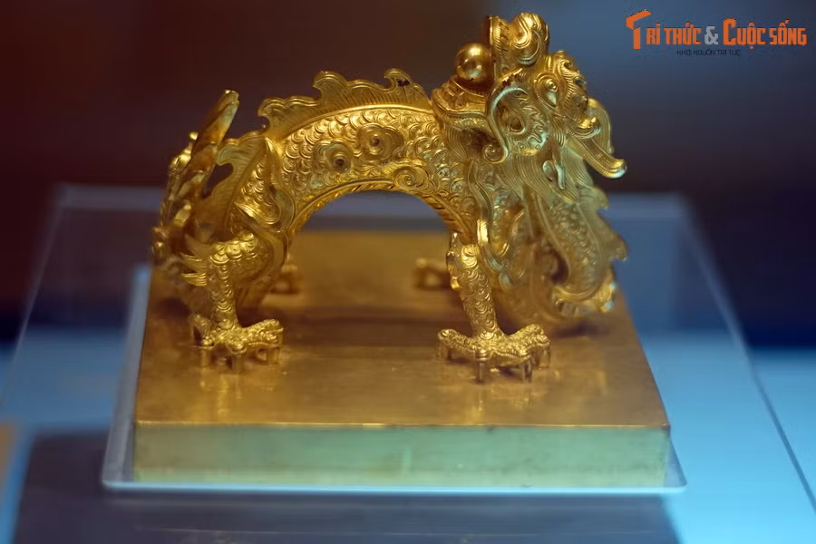 Ấn "Quốc gia tín bảo" bằng vàng, thời Nguyễn, niên hiệu Gia Long (1802-1820).