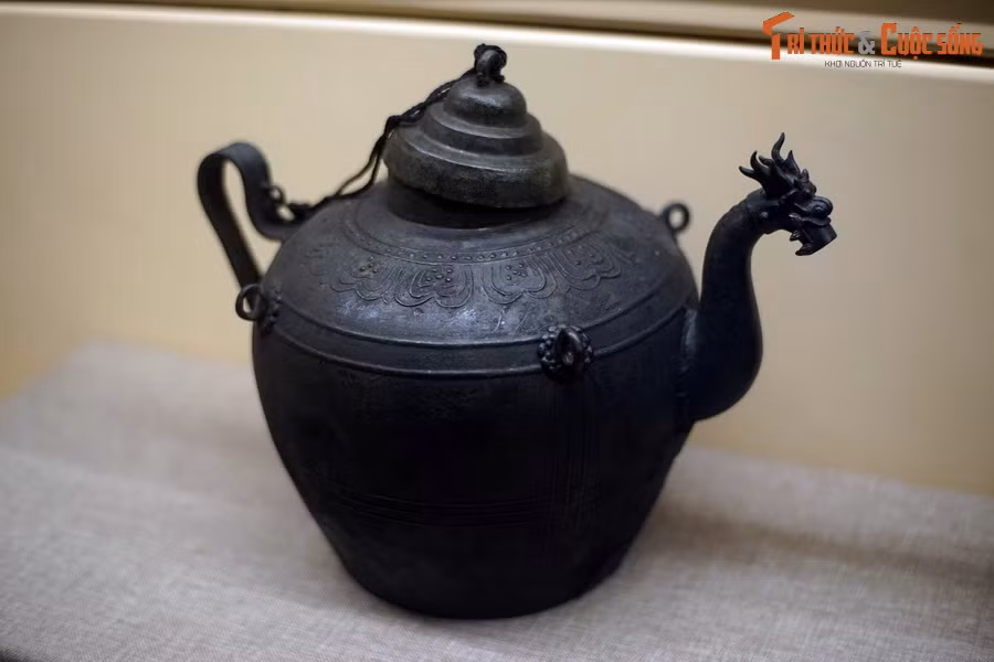 Ấm bằng đồng trang trí hình rồng, triều Lê Trung Hưng, thế kỷ 17-18.