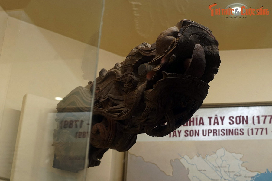 Đầu dư (bộ phận đỡ mái kiến trúc cổ) chạm rồng bằng gỗ sơn, triều Lê Trung Hưng, thế kỷ 18.