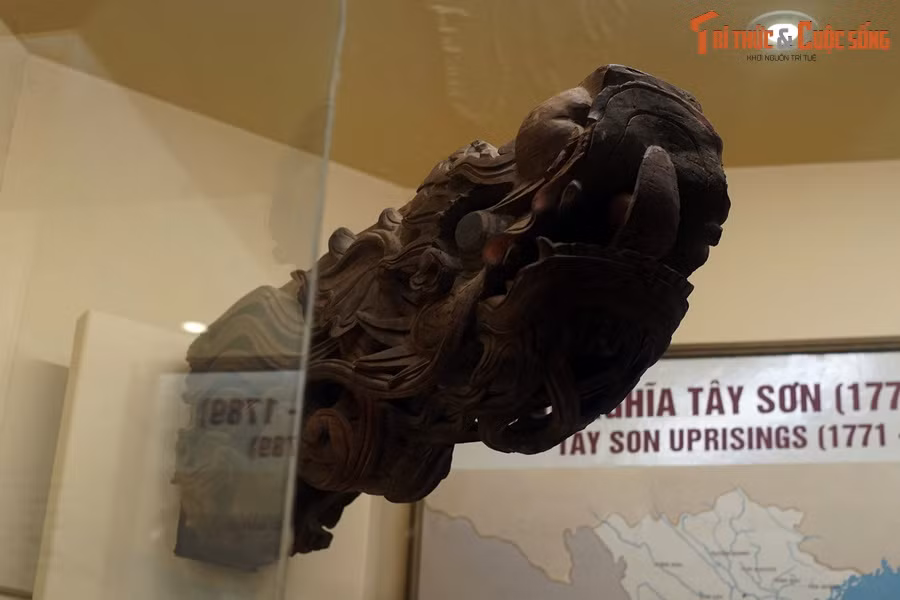 Đầu dư (bộ phận đỡ mái kiến trúc cổ) chạm rồng bằng gỗ sơn, triều Lê Trung Hưng, thế kỷ 18.