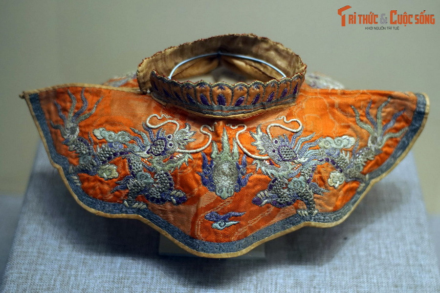 Hình rồng thêu trên một chiếc cổ áo - trang phục hoàng cung triều Nguyễn, thế kỷ 19.