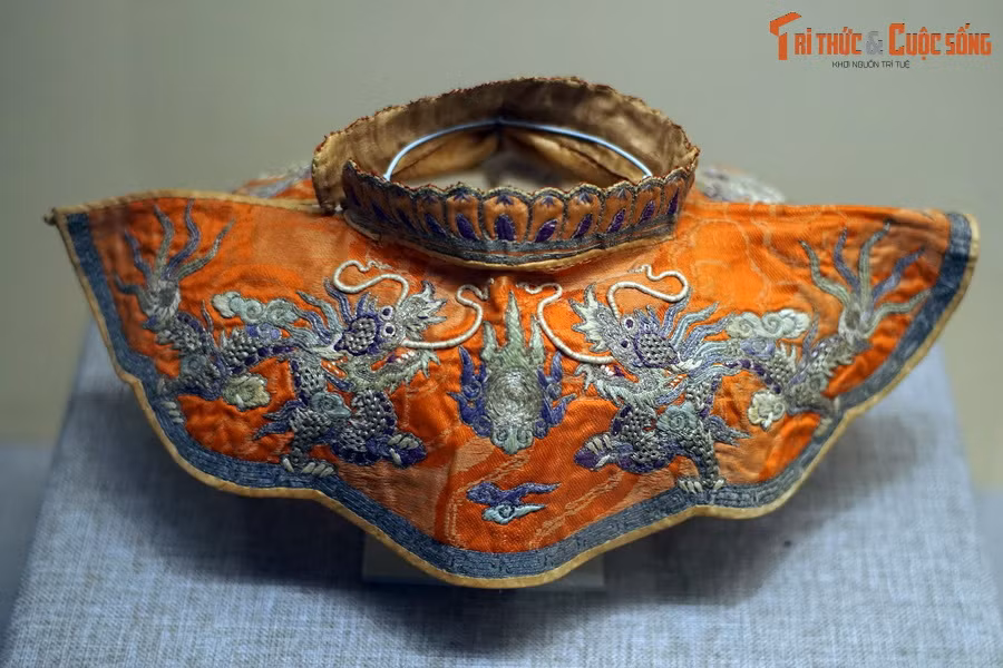 Hình rồng thêu trên một chiếc cổ áo - trang phục hoàng cung triều Nguyễn, thế kỷ 19.