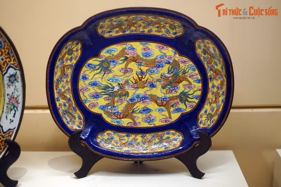 Khay pháp lam (đồng phủ men nhiều màu) có hình rồng, đồ dùng trong cung đình thời Nguyễn, thế kỷ 19 - đầu thế kỷ 20.