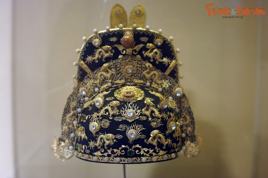 Mũ thượng triều trang trí hình rồng bằng vàng, thời Nguyễn, thế kỷ 19 - đầu thế kỷ 20.