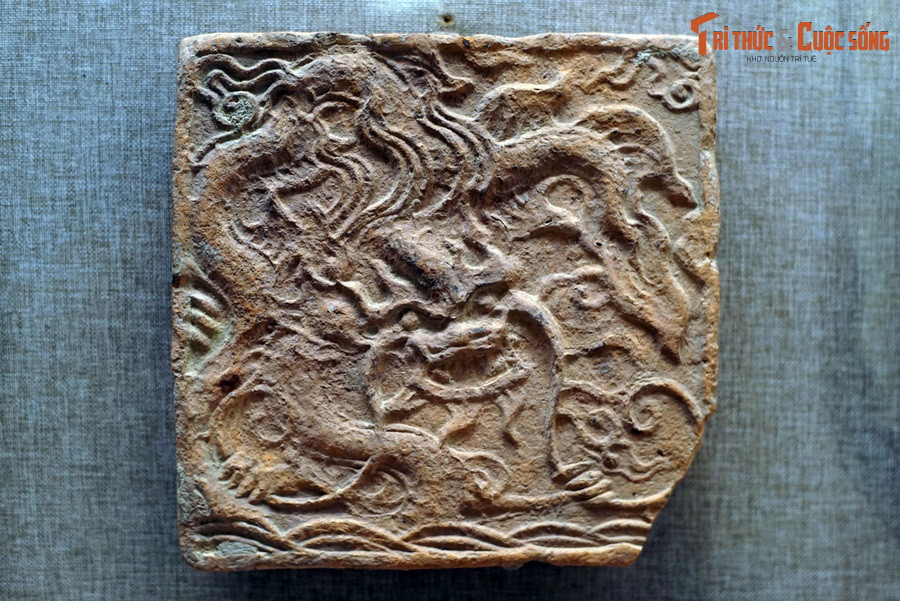 Gạch đất nung trang trí rồng, triều Mạc, thế kỷ 16, thu thập được ở Hà Nội.