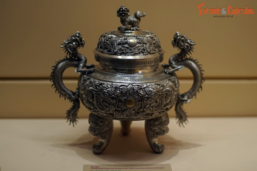 Đài thờ bằng bạc trang trí hình rồng, thời Nguyễn, thế kỷ 19.