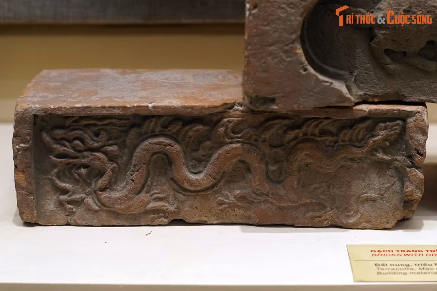 Một dạng gạch khác có hình rồng của triều Mạc được tìm thấy ở Hà Nội.