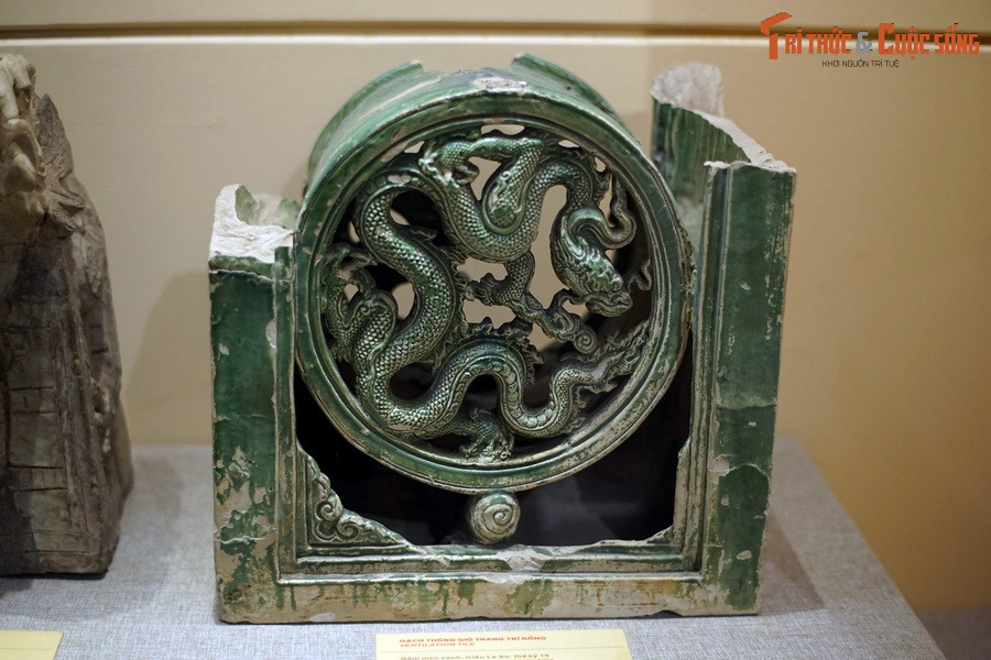 Gạch thông gió bằng gốm men xanh trang trí rồng, triều Lê Sơ, thế kỷ 15. (Hiện vật trong bài được trưng bày ở Bảo tàng Lịch sử Quốc gia Việt Nam).