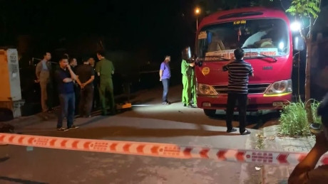 Bé 5 tuổi bị bỏ quên trên xe: Bắt khẩn cấp cô phụ trách đưa đón Be 5 tuoi bi bo quen tren xe: Bat khan cap co phu trach dua don