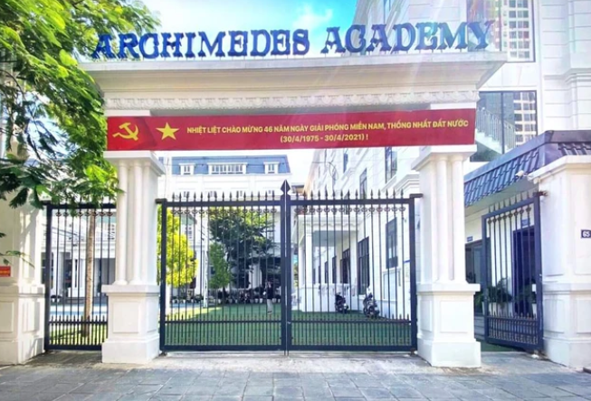 Sau khi ổn định học sinh (khoảng 12h30), giáo viên phát hiện thiếu 1 em nên chia nhau đi tìm và liên hệ với lái xe. Tới 12h40, lái xe đưa em học sinh này quay trở lại trường. Sau sự cố, nhà trường đã xin lỗi gia đình. Cha mẹ học sinh có nguyện vọng cho con tiếp tục học tập tại trường và mong muốn sự việc dừng lại để con ổn định tâm lý học tập. Ban giám hiệu nhà trường nhận trách nhiệm với cơ quan quản lý và cho biết, sẽ lập hội đồng kỷ luật giáo viên vi phạm quy chế, tăng cường vòng kiểm soát đối với hoạt động đưa đón học sinh. 