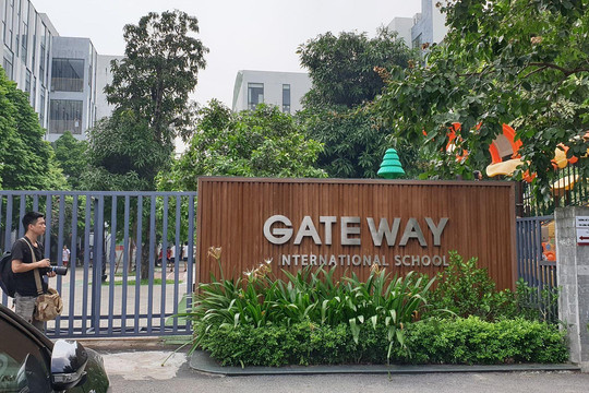  Bé trai bị bỏ quên trên xe của trường Gateway: Năm 2019, sự việc chấn động dư luận khi một học sinh lớp 1 Trường Gateway (Hà Nội) tử vong vì bị bỏ quên trên xe đưa đón. Dư luận bàng hoàng bởi đây là lần đầu tiên, một tai nạn hy hữu xảy ra trong việc đưa đón học sinh mà nguyên nhân bắt nguồn từ sự tắc trách, cẩu thả của những người liên quan. Sự việc được xác định xảy ra vào sáng 6/8/2019. Hôm đó, ông Doãn Quý Phiến lái ô tô cùng bà Nguyễn Bích Quy đi đón 13 học sinh Trường Gateway, trong đó có cháu L.H.L.