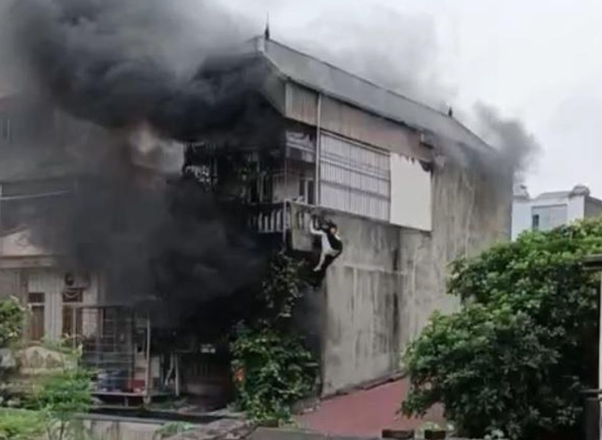 Ha Noi: Chay nha tro 3 tang, 9 nguoi mac ket duoc giai cuu