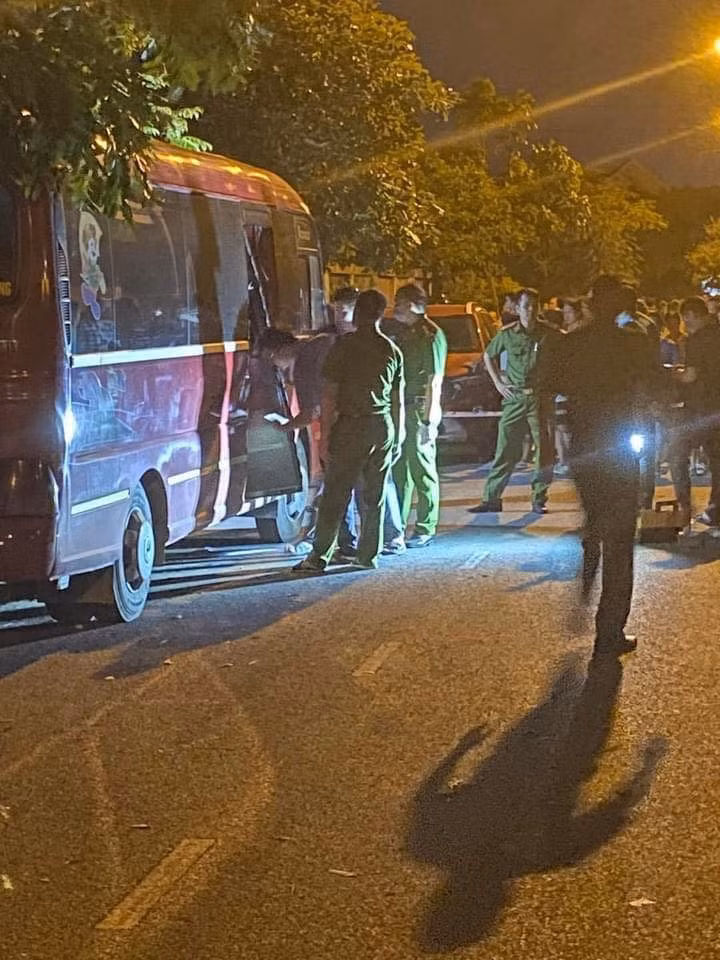 Khi đến trường, anh L. mở cửa xe ô tô cho giáo viên và các cháu học sinh tự đi vào lớp. Sau đó, điều khiển xe ô tô đỗ ở cổng trường rồi ra về. Khi vào lớp, giáo viên lớp có chụp ảnh điểm danh học sinh gửi lên phần mềm của nhà trường để theo dõi, quản lý thì phát hiện vắng cháu H nhưng không thông báo cho gia đình.