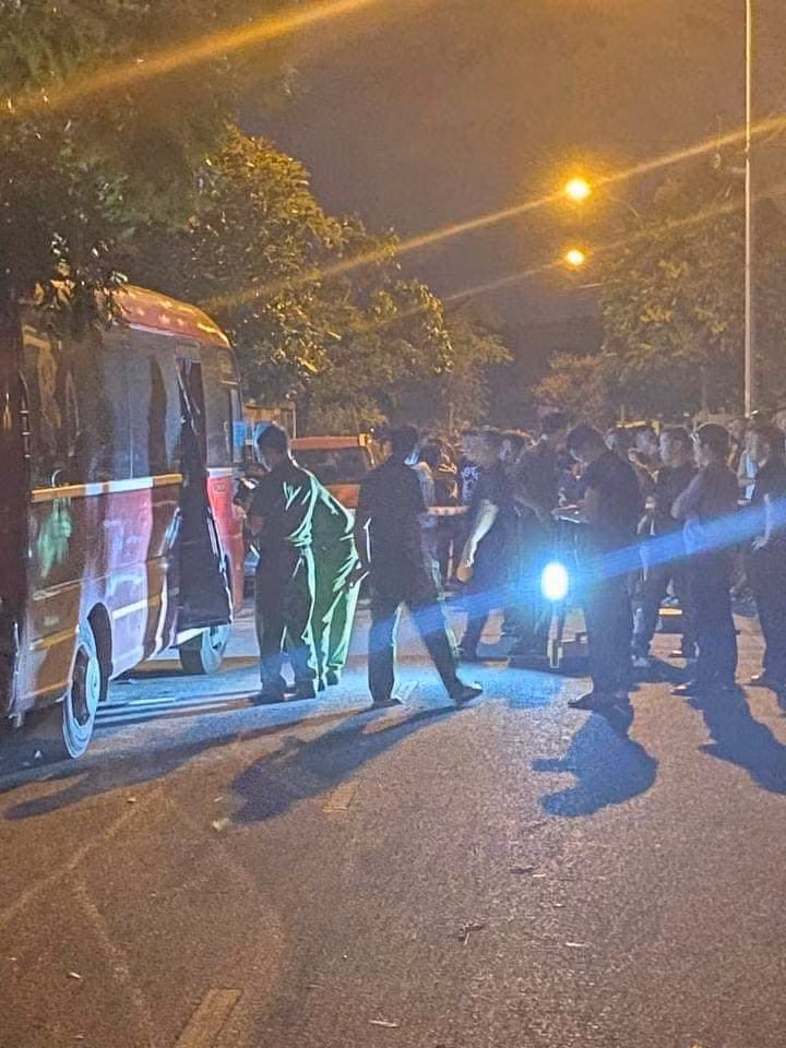 Bước đầu xác định, khoảng 6h20 ngày 29/5, anh N.V.L (SN 1965, trú tại phường Quang Trung, thành phố Thái Bình) điều khiển xe ô tô 29 chỗ cùng 1 giáo viên Trường Mầm non Hồng Nhung đón cháu H và 9 học sinh khác đi học. 