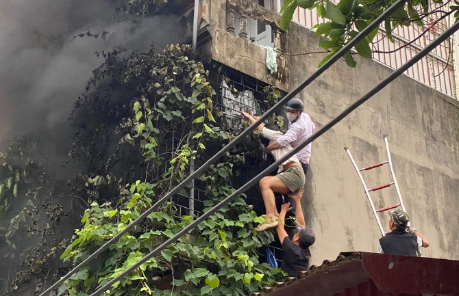 Vu chay nha 3 tang: Nguoi dan ong cuu 2 phu nu noi gi?