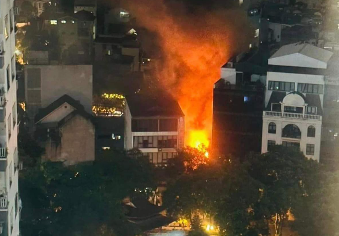 Chay quan an o Ha Noi, nhieu nguoi hoang loan thao chay