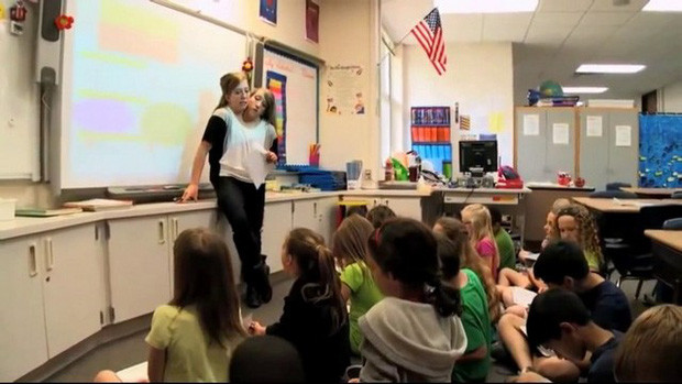 Khi còn đi học, hai chị em có thể điều khiển hai tay của mình để hoàn thành cùng lúc hai bài kiểm tra, nhưng Abigail giỏi toán còn Brittany lại nghiêng về các môn xã hội, viết lách.