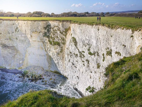 Thanh nien song sot than ky sau khi roi xuong vach da cao 35m