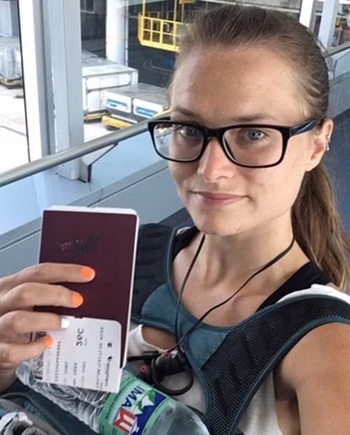 Cu lam viec la bi di ung, co gai bo viec di du lich lai khoi benh