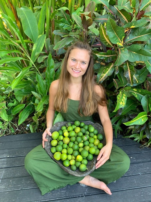 Cu lam viec la bi di ung, co gai bo viec di du lich lai khoi benh-Hinh-3