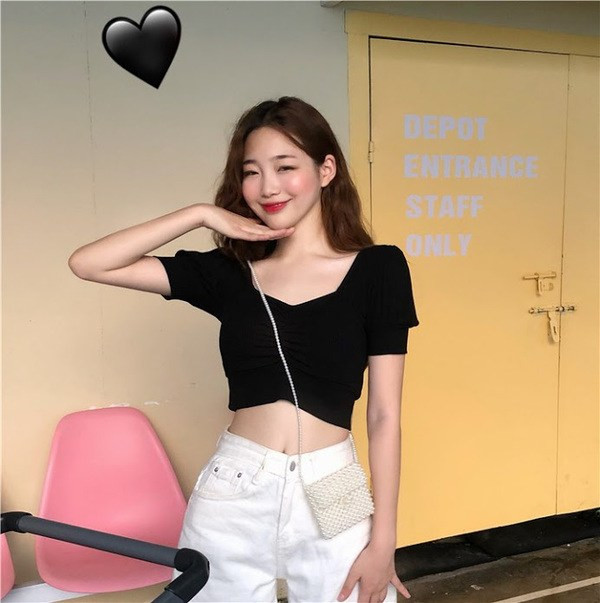 Vốn theo đuổi phong cách gợi cảm, Shin Jae Eun không ngần ngại phô diễn đường cong cơ thể hoàn hảo trong những bức ảnh đẹp long lanh.