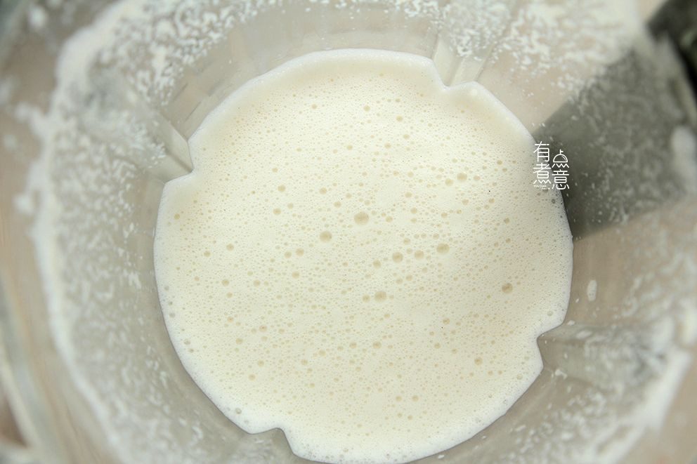 Bước 4: Đổ một lượng nước dừa vừa phải vào hỗn hợp đã xay nhuyễn. Tiếp tục xay cho đến khi hỗn hợp có màu trắng đục. Thêm đường phèn đã nghiền khi còn nóng, khuấy đều, đợi đến khi đường phèn tan hết thì đổ ra, lọc bằng rây lưới là hoàn thành.