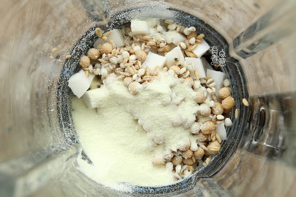 Bước 3: Cho đậu nành, yến mạch, hạt ý dĩ đã ngâm, cơm dừa và sữa bột vào máy xay nhuyễn. Nếu không có sữa bột thì có thể dùng sữa thay thế, nếu không có sữa cũng không sao. Sữa cho vào chỉ để thức uống thêm ngậy hơn.