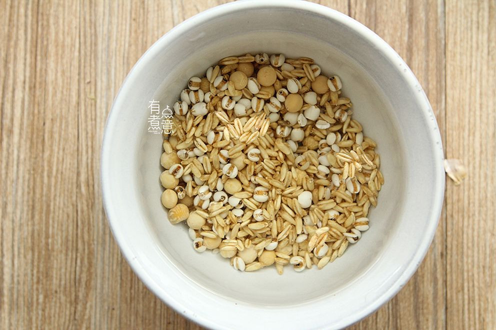 Bước 2: Cho bột yến mạch, đậu nành và hạt ý dĩ vào một cái âu, rửa sạch trước rồi ngâm với nước sạch một lúc để nguyên liệu có mùi vị tinh tế hơn.