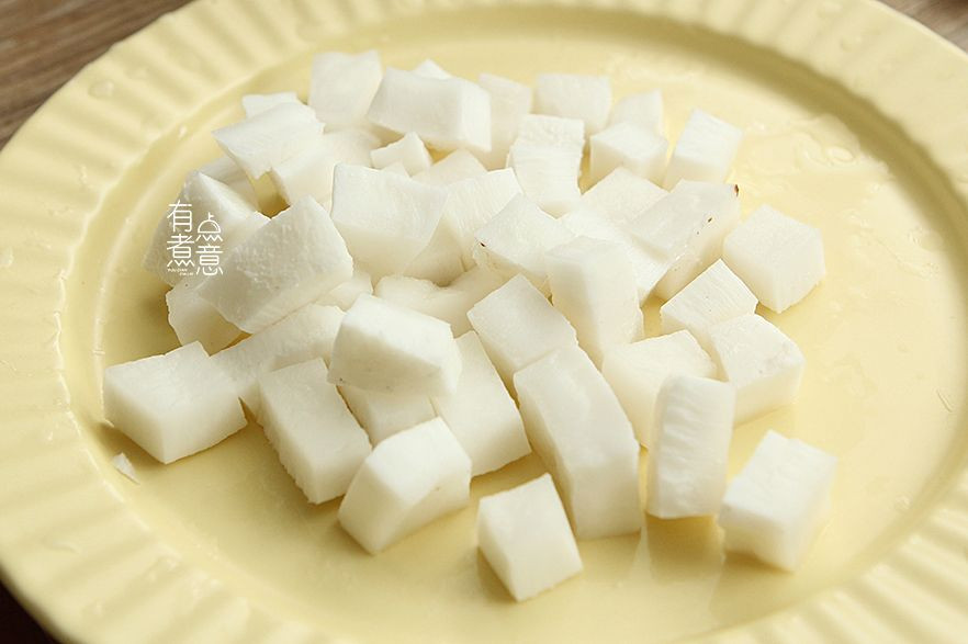 Bước 1: Mua dừa tươi, tách cơm dừa và nước dừa riêng biệt. Dùng dao gọt bỏ lớp vỏ nâu bên ngoài cơm dừa, rửa sạch rồi thái thành những miếng nhỏ.