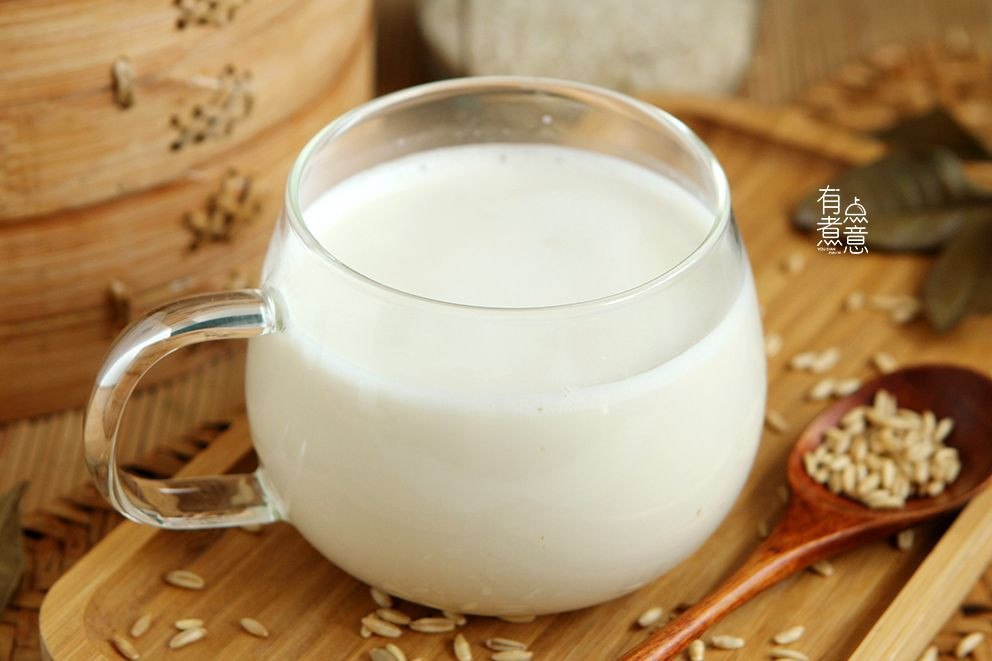 Món sữa dừa đậu nành yến mạch này có mùi thơm thanh mát, nguyên chất tự nhiên không có chất phụ gia, rất thích hợp cho mùa hè nóng nực, vị ngọt thanh giúp làm giảm bớt cảm giác ngán do nóng bức, trẻ em cũng rất thích uống.