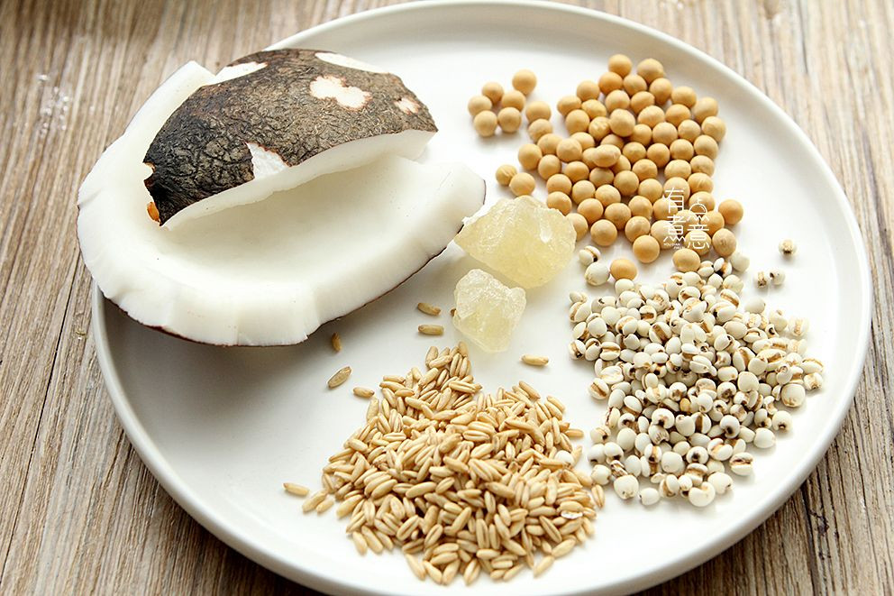 Nguyên liệu: 1 miếng dừa, 20 gram đậu nành, 20 gram yến mạch, 20 gram hạt ý dĩ, 1 bát nước dừa, lượng đường phèn thích hợp, 2 thìa sữa bột hoặc sữa (tùy ý)