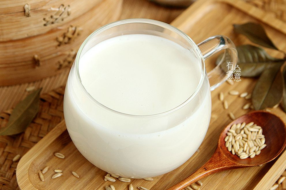 Hôm nay chia sẻ cho các bạn món sữa dừa đậu nành yến mạch với nguyên liệu chính là cơm dừa, nước nước đậu nành, yến mạch và hạt ý dĩ.