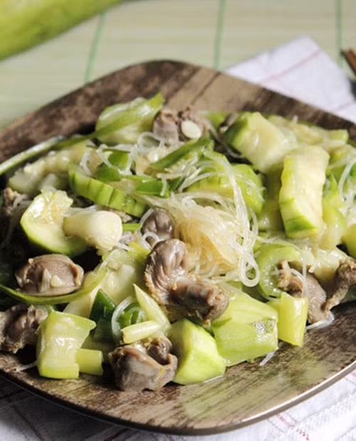 Ngoài ra, với nguyên liệu là mướp hương, bạn cũng có thể chế biến các món khác vô cùng dễ ăn và bổ dưỡng như mướp xào mề gà.