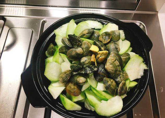 Nguyên liệu: 1 quả mướp hương, 300 gam nghêu, 3 lát gừng. Đầu tiên, gọt vỏ mướp và cắt thành từng khối. Nghêu rửa sạch chỉ cần thêm vài lát gừng, vì nghêu đã khá mặn nên nấu canh nghêu không cần hoặc thêm rất ít muối, nước canh vãn sẽ rất ngọt và ngon.