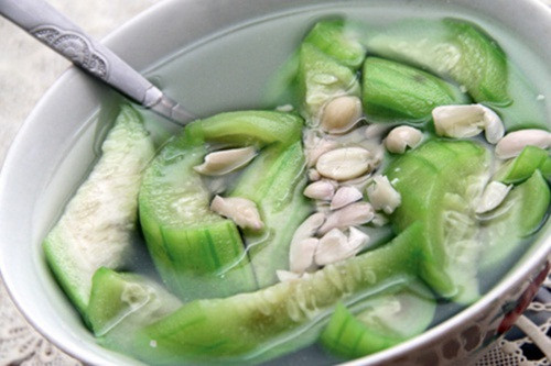 Mướp nấu canh lạc.