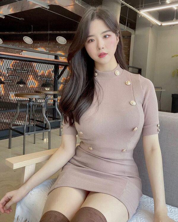 Được biết, Yu Mei cũng là một chủ cửa hàng thời trang và làm đẹp, cung cấp quần áo, mỹ phẩm, thực phẩm chức năng dành cho phái nữ.