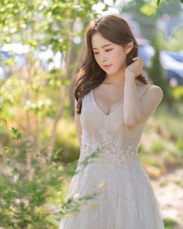 Gây ấn tượng bởi thân hình chữ S gợi cảm và gương mặt bầu bĩnh, tươi trẻ tự nhiên, Yu Mei được xem như hot girl tổng hòa được những nét đẹp trong sáng và quyến rũ.