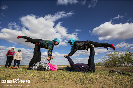 Bí thư Lô Văn Chấn là người đã mang yoga đến với người dân trong làng. Thấy phóng viên cũng là người tập yoga, mọi người để nghị trải thảm mềm trong khu rừng nhỏ ở đầu làng để cùng so sánh một chút.